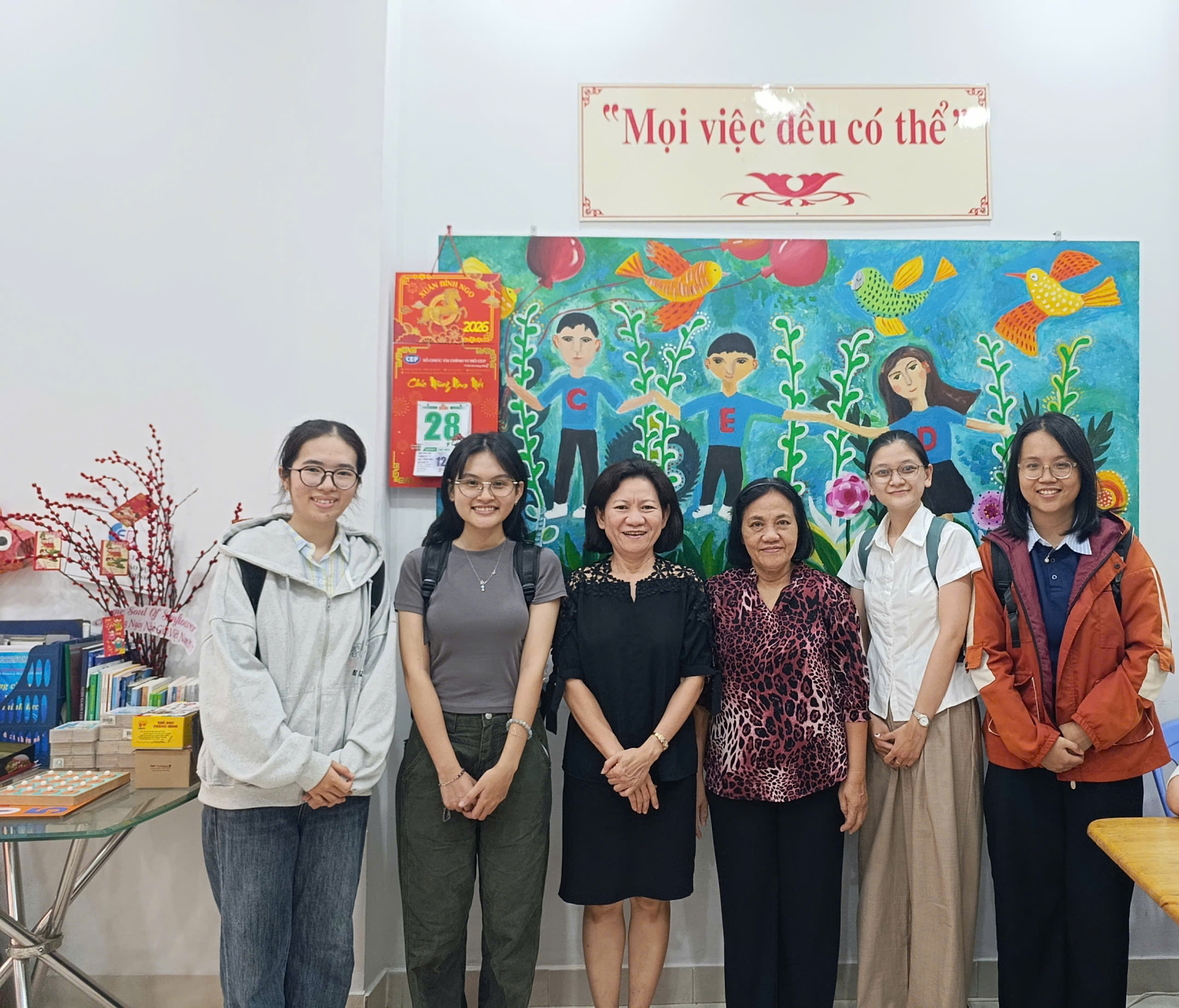 HOẠT ĐỘNG CỘNG ĐỒNG: HỖ TRỢ NHÓM SINH VIÊN KHOA NGOẠI NGỮ NGHIÊN CỨU KHOA HỌC