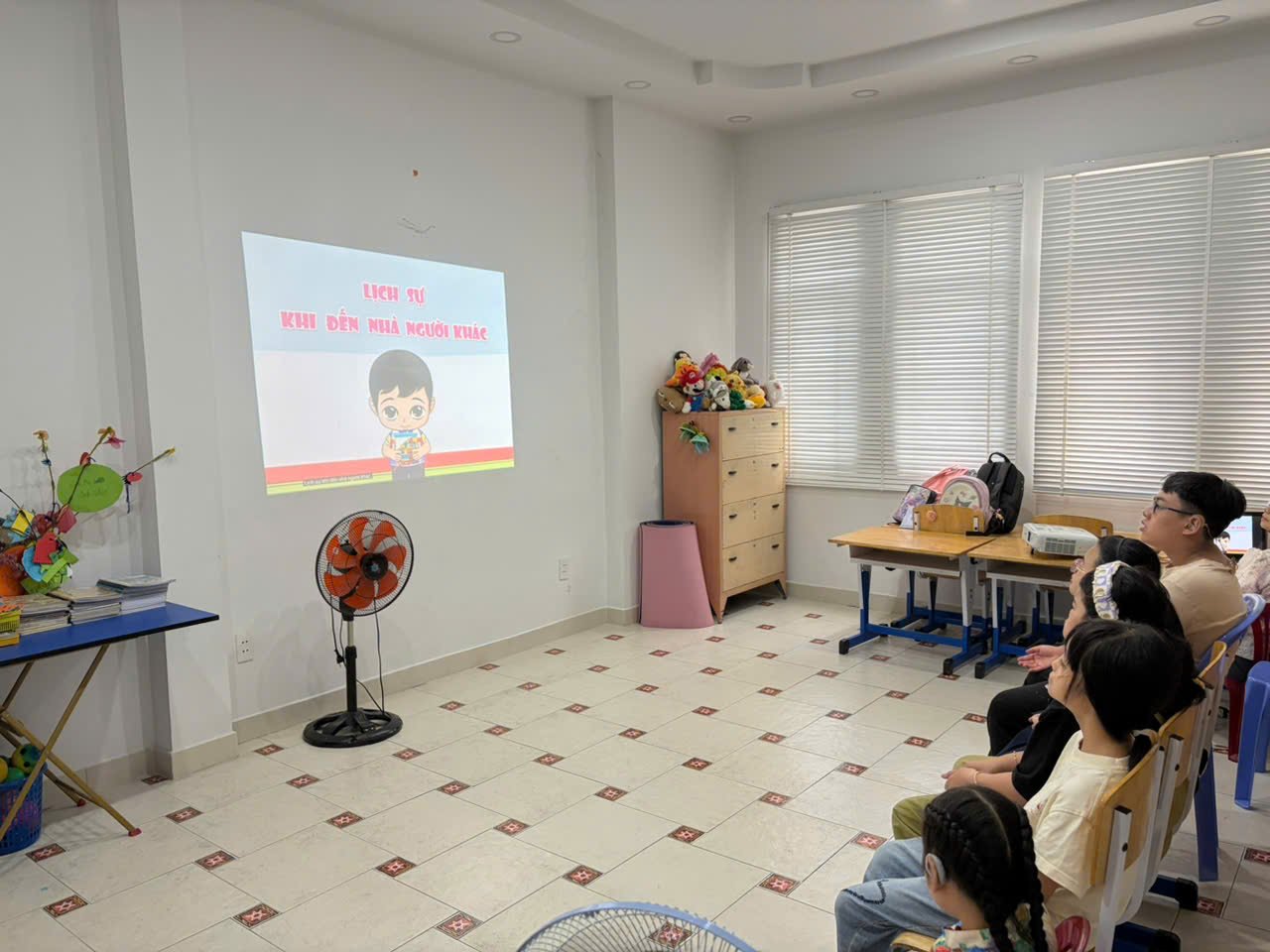 NGOẠI KHÓA: LỊCH SỰ KHI ĐẾN NHÀ NGƯỜI KHÁC