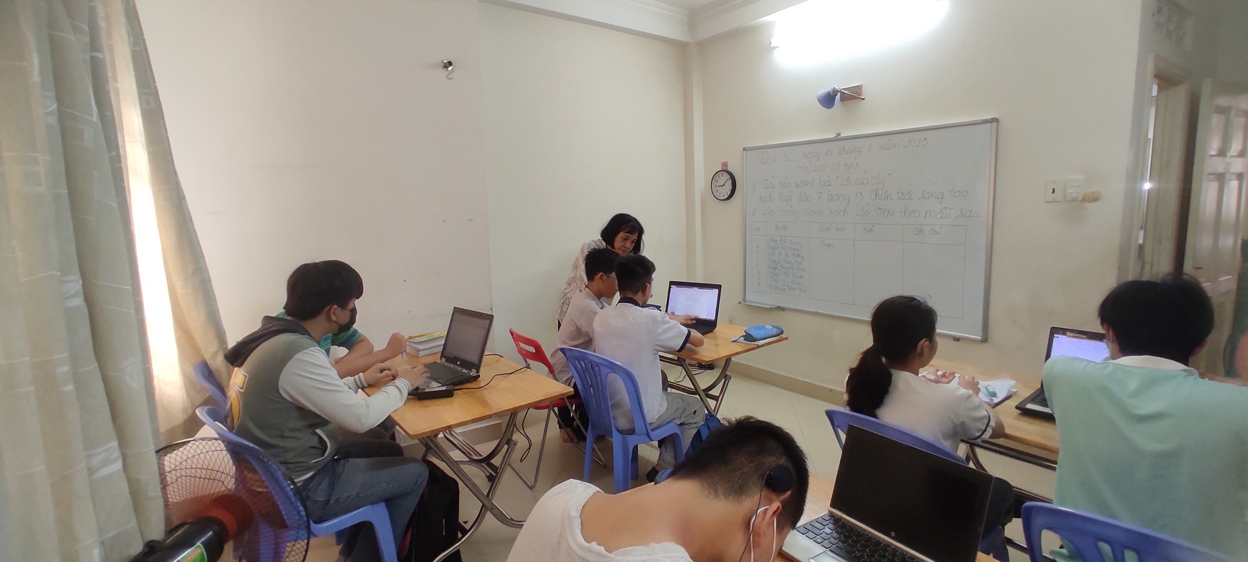KHI TRẺ KHIẾM THÍNH HỌC TIN HỌC