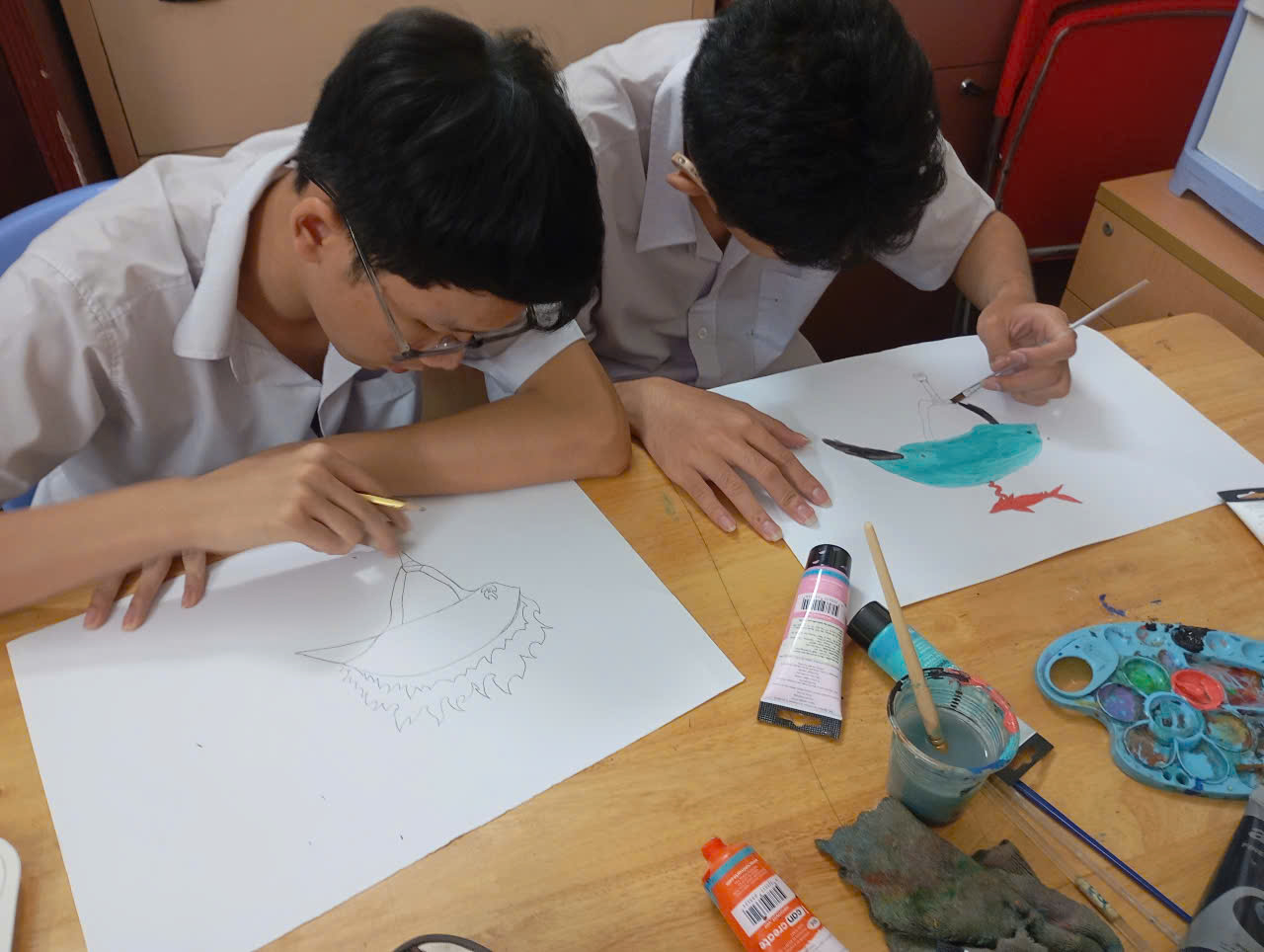 ART CLASS: APPLYING COMPLEMENTARY COLOR SCHEMES TO DECORATE HELMETS