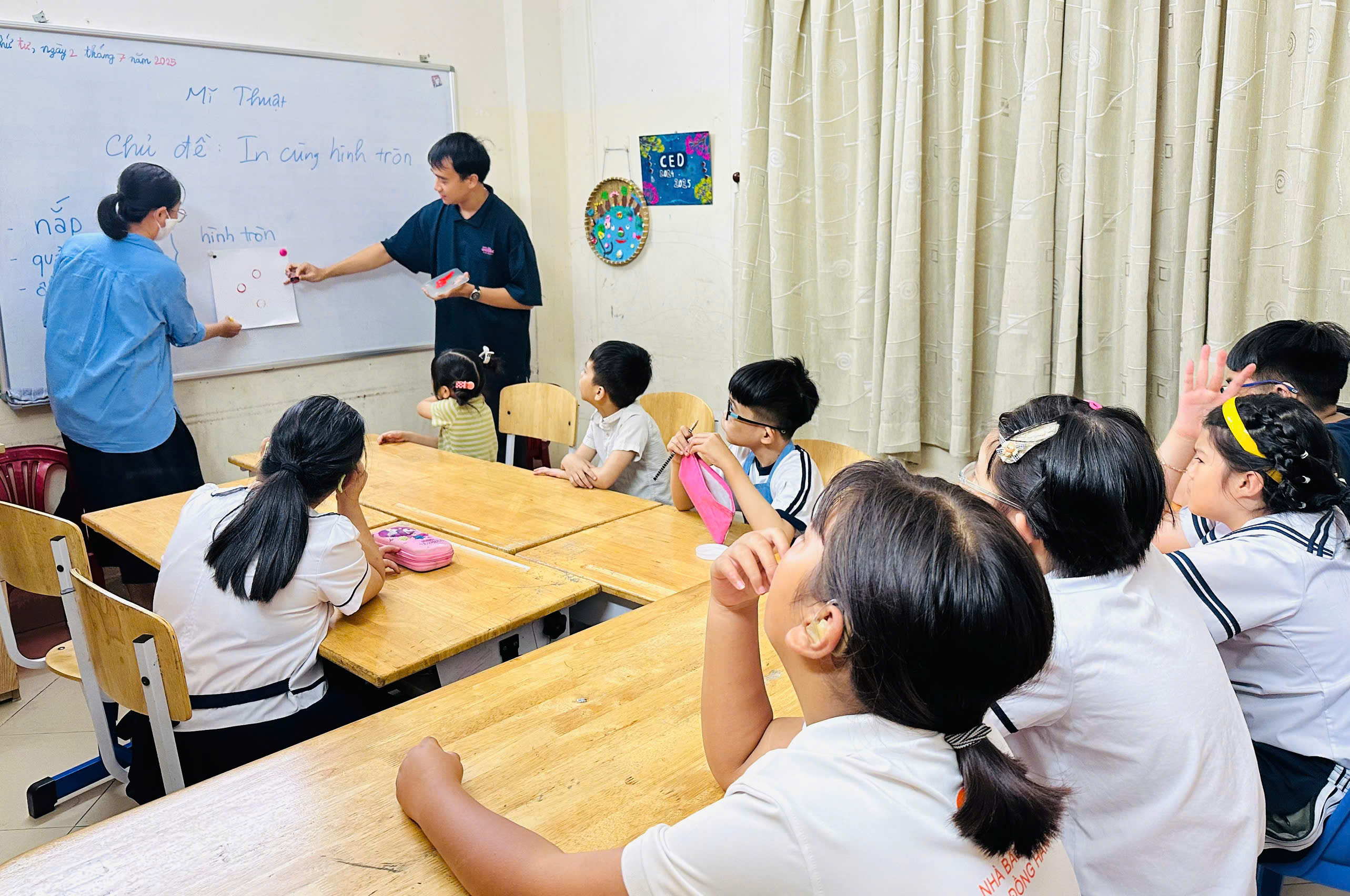 HỌC MỸ THUẬT: “IN CÙNG HÌNH TRÒN” – NGHỆ THUẬT TỪ NHỮNG ĐIỀU GIẢN DỊ.