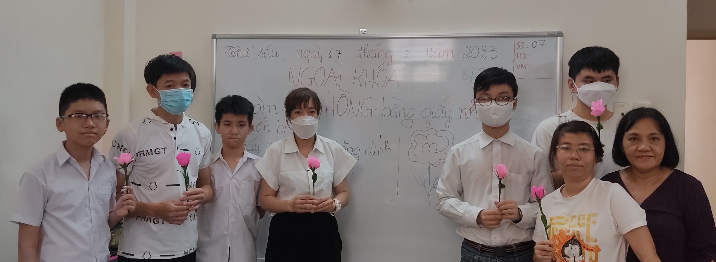 NGOẠI KHÓA: LÀM HOA HỒNG BẰNG GIẤY NHÚN