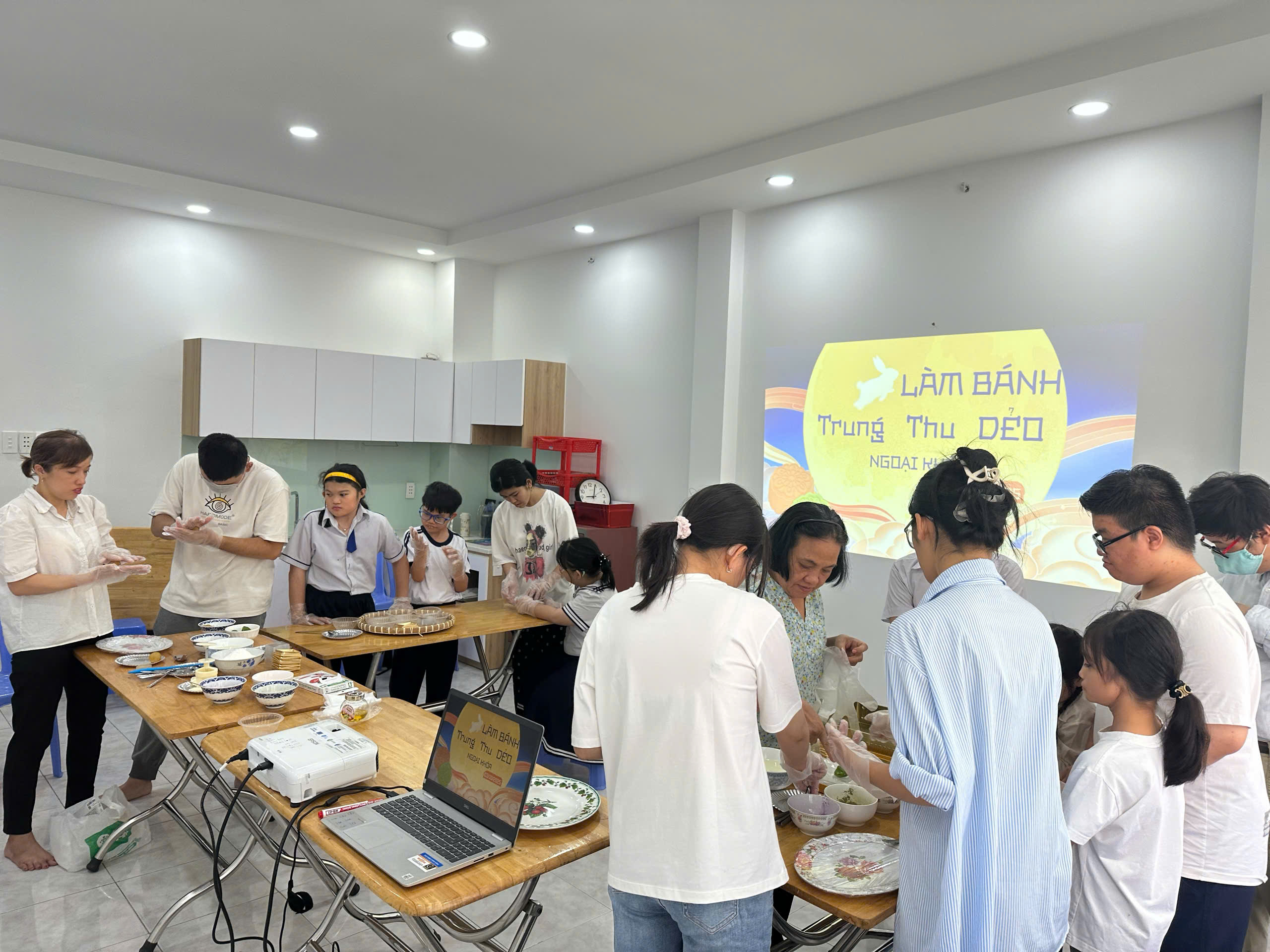 EXTRACURRICULAR SESSION: MAKING MOONCAKES