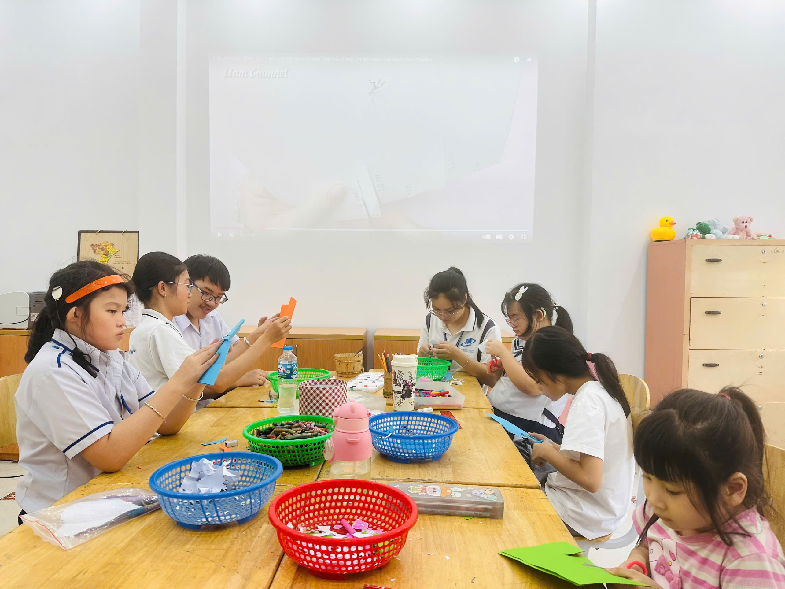 NGOẠI KHÓA: LÀM THIỆP TẶNG MẸ NHÂN NGÀY 20/10