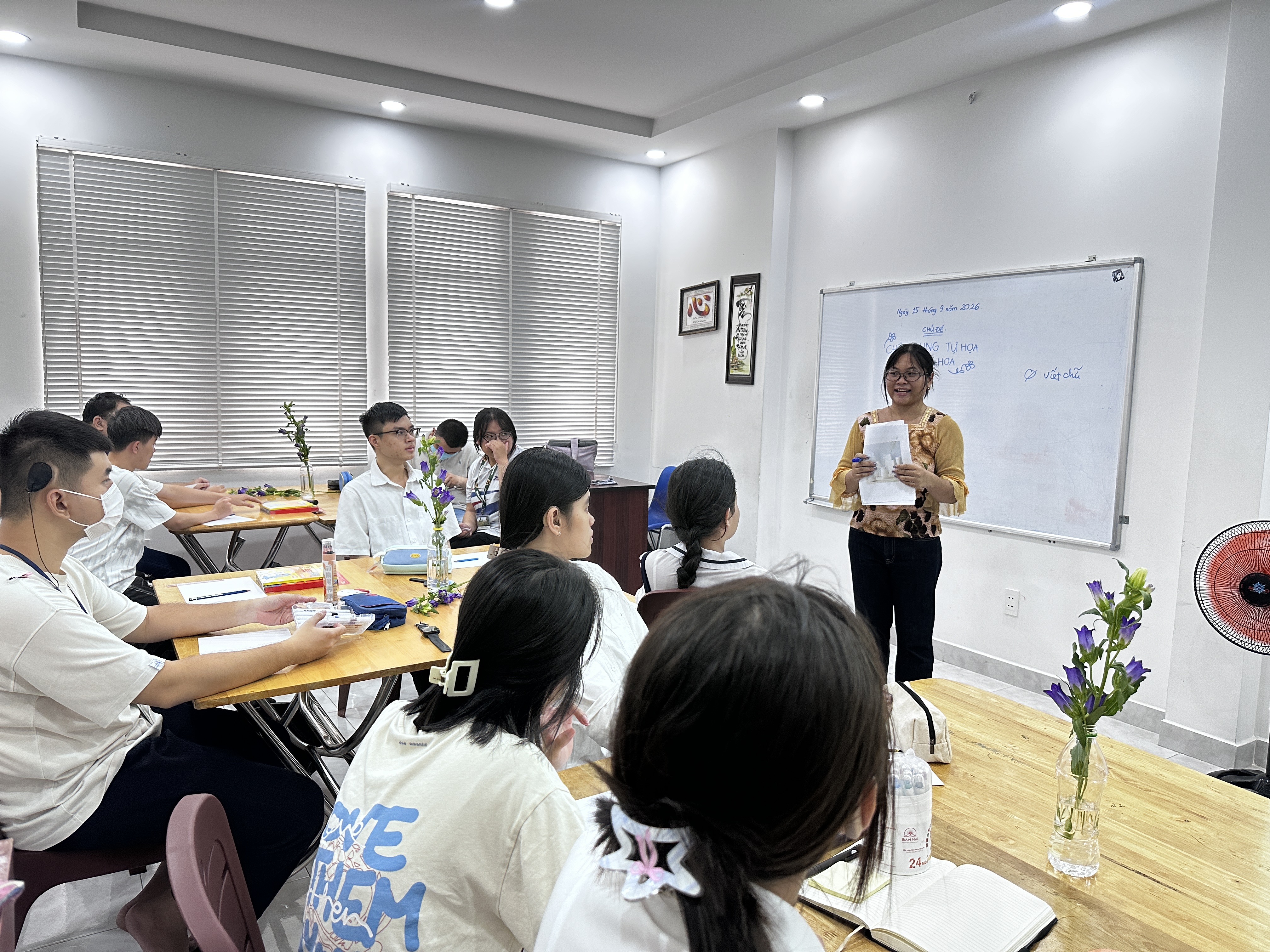 MỸ THUẬT: CHÂN DUNG TỰ HỌA CÙNG HOA