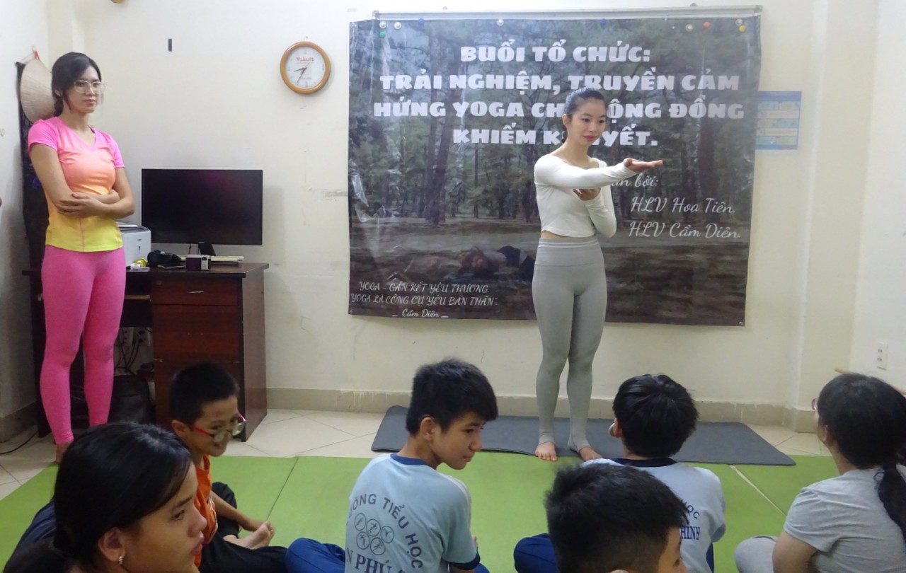 YOGA VỚI HỌC SINH KHIẾM THÍNH