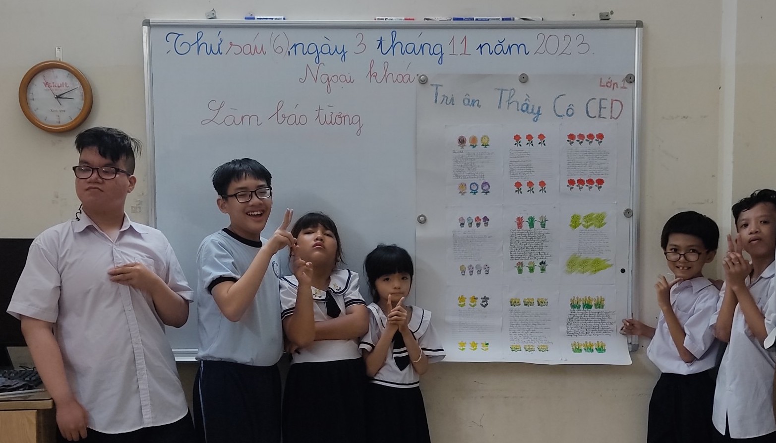 NGOẠI KHOÁ – LÀM BÁO TƯỜNG